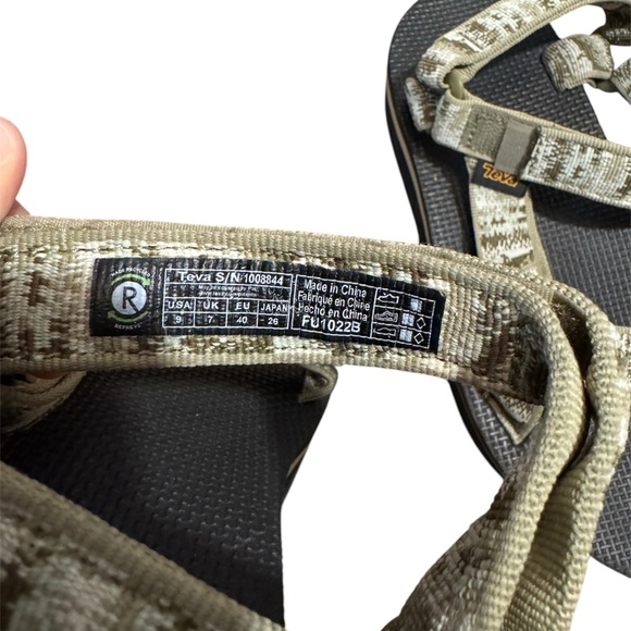 Teva womens Flatform Universal Sandal
 Iridescence Olive
Size 9 - Picture 6 of 6